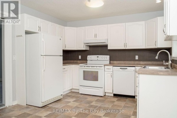 11 Indiana Avenue, Wasaga Beach, ON L9Z3A8 Photo 5