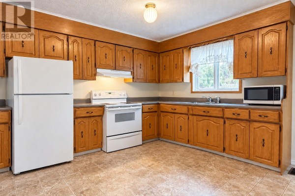 Dining room - 11 North Side Road, Bay Roberts, NL A0A3V0 Photo 4