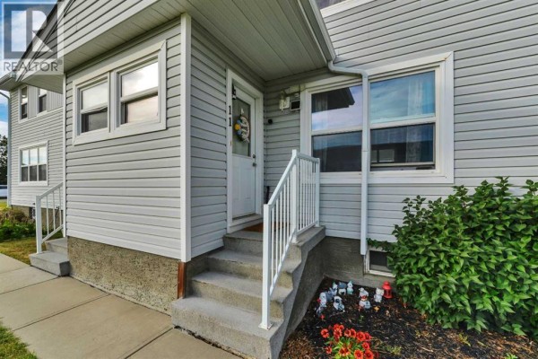11 Poplar Crescent, Springbrook, AB, photo 2