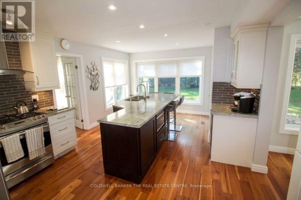 Living room - 11 Ramsden Crescent, East Gwillimbury, ON L0G1V0 Photo 4