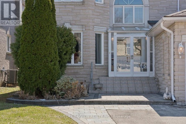 Living room - 11 Sorrento Drive, Richmond Hill, ON L4C0J8 Photo 4