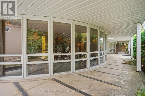 11 Suncrest Drive, Toronto, ON M3C2L1 Photo 4