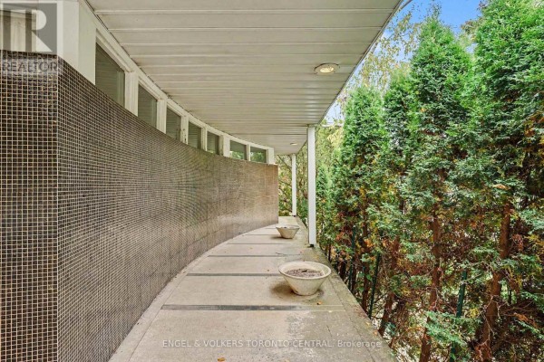 11 Suncrest Drive, Toronto, ON M3C2L1 Photo 5