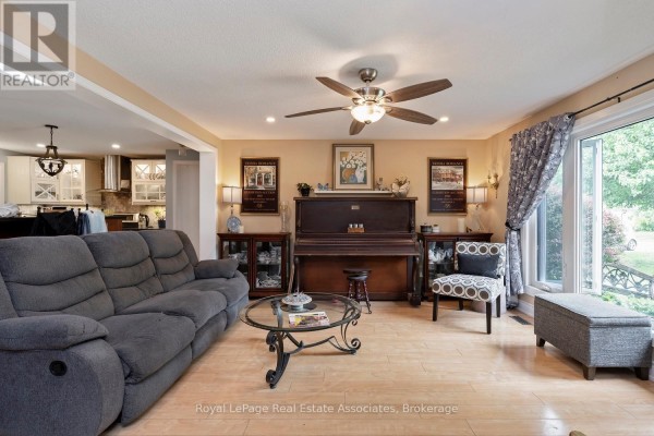 11 Tamarack Court, New Tecumseth, ON, photo 2