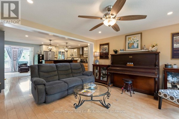 Living room - 11 Tamarack Court, New Tecumseth, ON L0G1W0 Photo 4