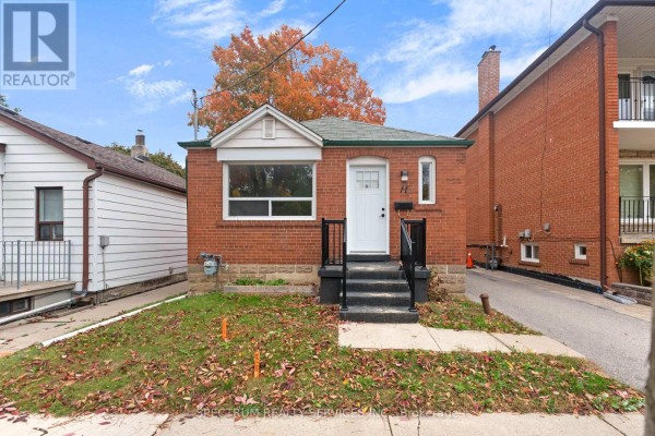 Family room - 11 Vimy Avenue, Toronto, ON M9N2W1 Photo 2