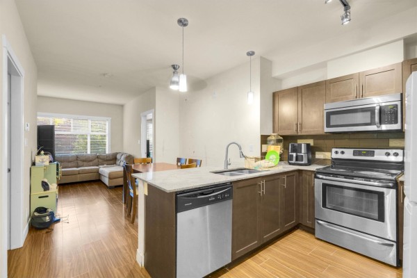110 13468 King George Boulevard, Surrey, BC V3T0H5 Photo 3