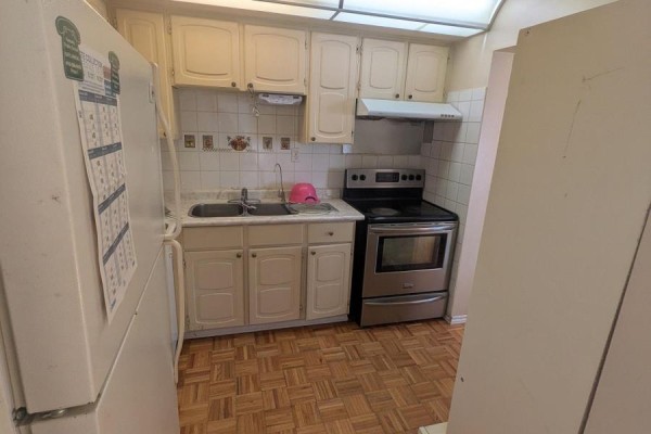Kitchen - 110 Bellefontaine Street, Toronto, ON M1S4E6 Photo 3