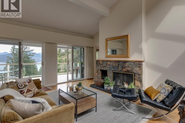 110 Oceanview Place, Lions Bay, BC V0N2E0 Photo 2