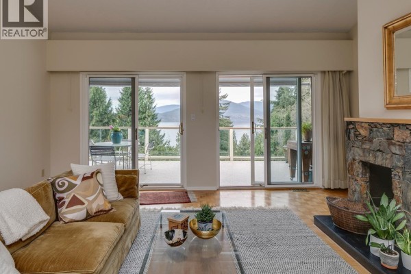 110 Oceanview Place, Lions Bay, BC V0N2E0 Photo 3