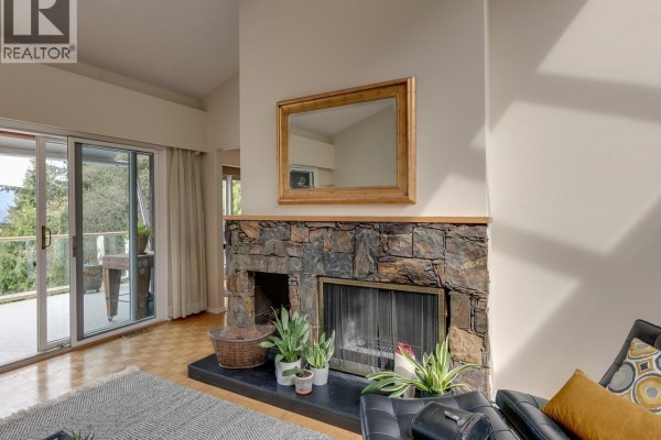 110 Oceanview Place, Lions Bay, BC V0N2E0 Photo 4