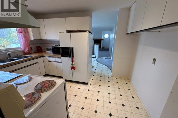 Family room - 110 Railway Avenue, Rosthern, SK S0K3R0 Photo 4