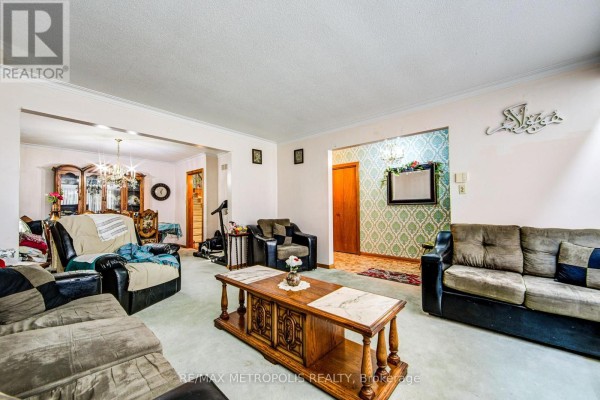 Dining room - 110 Stevenson Road, Toronto, ON M9V2B5 Photo 5