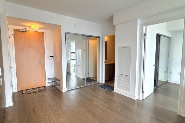 Kitchen - 1101 - 11 Wellesley Street W, Toronto, ON M4Y1E8 Photo 3