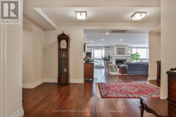 Living room - 1101 - 61 St Clair Avenue W, Toronto, ON M4V2Y8 Photo 3