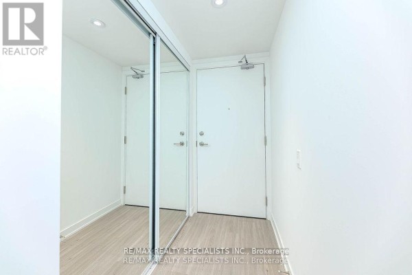 1101 - 8 Wellesley Street W, Toronto, ON M4Y0J5 Photo 5