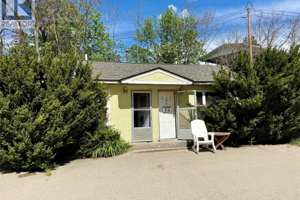 1101-1107 Columbia Avenue, Castlegar, BC, photo 2
