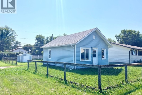 Living room - 1101 12th Street W, Prince Albert, SK S6V3E3 Photo 2