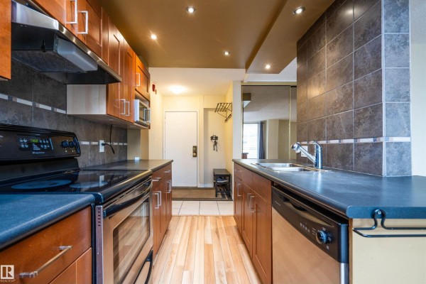 Kitchen - #1101 9909 110 St Nw, Edmonton, AB T5K2E5 Photo 3