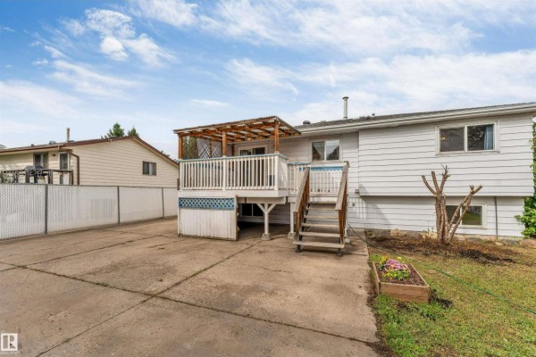 Kitchen - 11015 170 Av Nw, Edmonton, AB T5X3L1 Photo 3