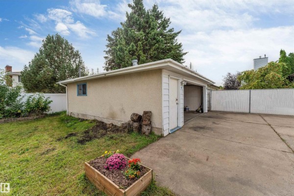 Den - 11015 170 Av Nw, Edmonton, AB T5X3L1 Photo 5