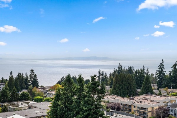 1102 1500 Martin Street, White Rock, BC V4B0C2 Photo 2
