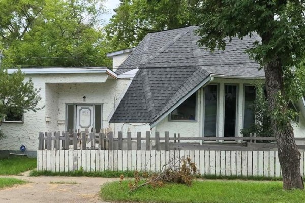 1102 Rosser Avenue E, Brandon, MB, photo 2
