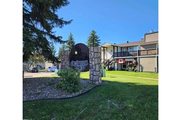 Kitchen - 1102 Saddleback Rd Nw, Edmonton, AB T6J4Z4 Photo 3