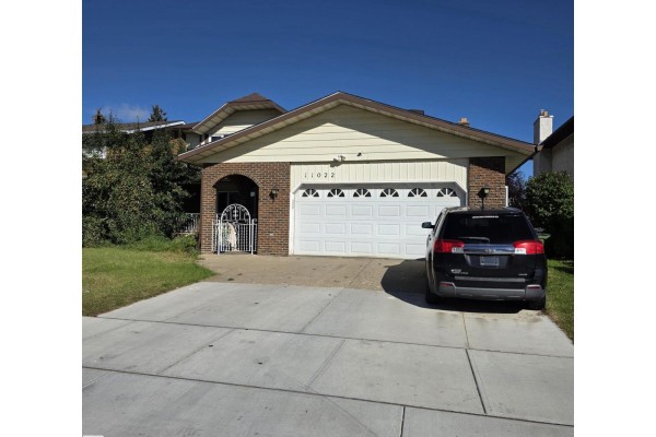 Kitchen - 11022 158 Av Nw, Edmonton, AB T5X4V4 Photo 3