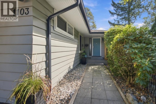 1103 Cloverley Street, North Vancouver, BC V7L1N7 Photo 4