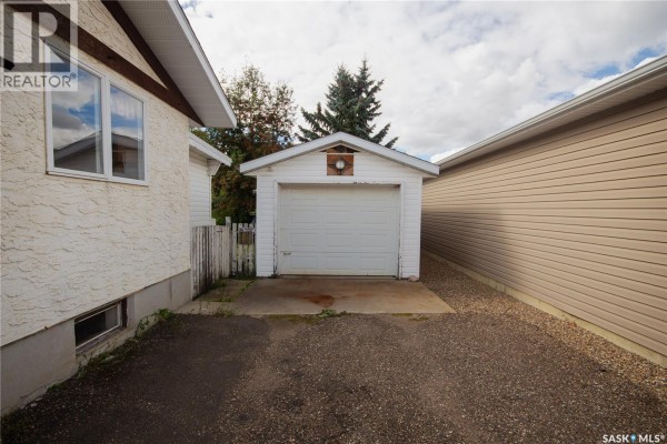 Dining room - 11037 Martin Crescent, North Battleford, SK S9A3M9 Photo 2