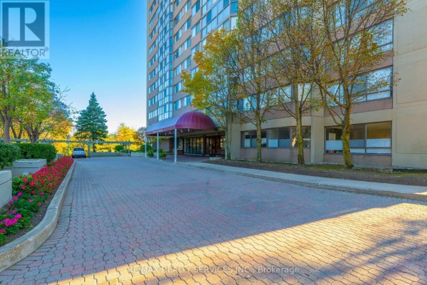 1104 - 880 Dundas Street W, Mississauga, ON L5C4H3 Photo 2