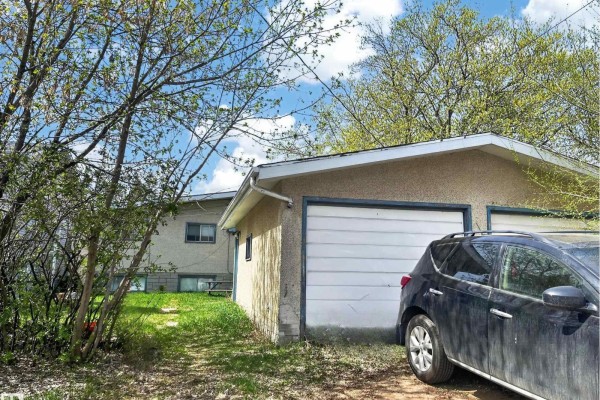 11043 / 11045 131 St Nw, Edmonton, AB, photo 2