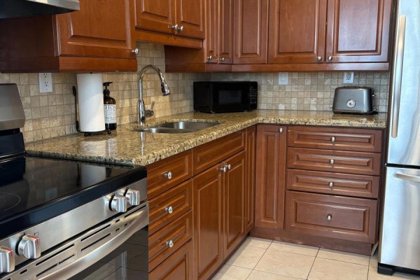 Kitchen - 1105 - 3590 Kaneff Crescent, Mississauga, ON L5A3X3 Photo 3