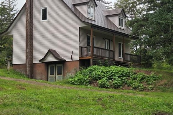 Bath (# pieces 1-6) - 1105 Route 595, Central Waterville, NB E6G2K4 Photo 2