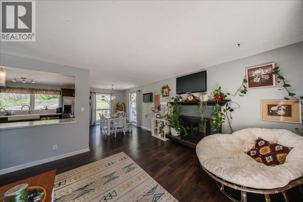 Living room - 1106 Clarke Road, Robson, BC V0G1X0 Photo 5