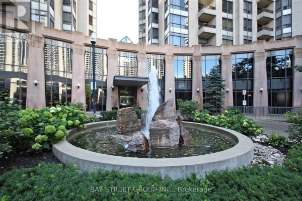 Kitchen - 1107 - 5 Northtown Way, Toronto, ON M2N7A1 Photo 3