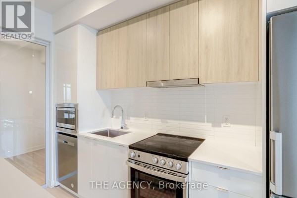 Kitchen - 1108 - 30 Upper Mall Way, Vaughan, ON L4J0L7 Photo 3