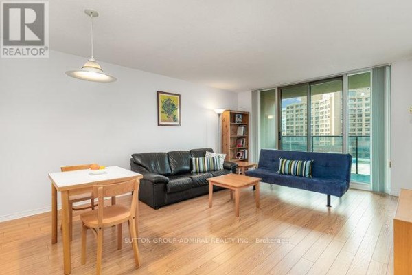 Kitchen - 1108 - 750 Bay Street, Toronto, ON M5G1N6 Photo 3