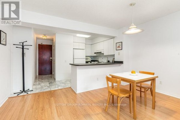 1108 - 750 Bay Street, Toronto, ON M5G1N6 Photo 5