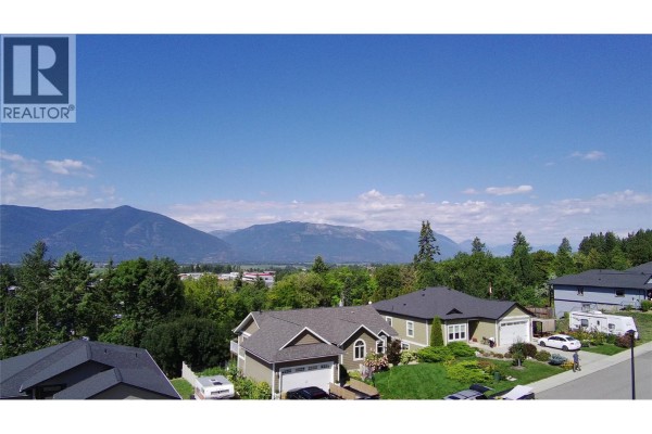 1108 12th Avenue N, Creston, BC V0B1G6 Photo 2