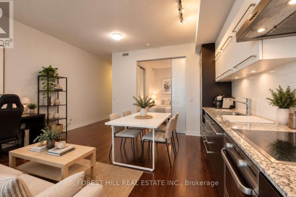 Living room - 1109 - 770 Bay Street, Toronto, ON M5G0A6 Photo 3