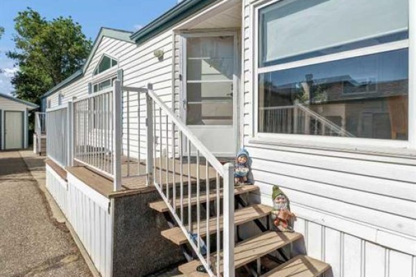 Bedroom - 111, 1600 Strachan Road Se, Medicine Hat, AB T1B4M3 Photo 4