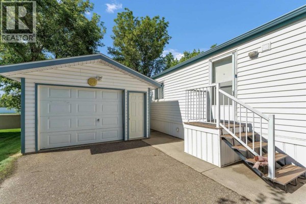 Bedroom - 111, 1600 Strachan Road Se, Medicine Hat, AB T1B4M3 Photo 5