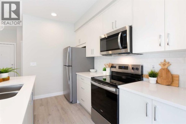 4pc Bathroom - 111, 660 Shawnee Square, Calgary, AB T2Y0X6 Photo 3