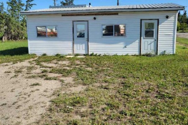 111,113 6 Street, Beaverlodge, AB T0H0C0 Photo 2
