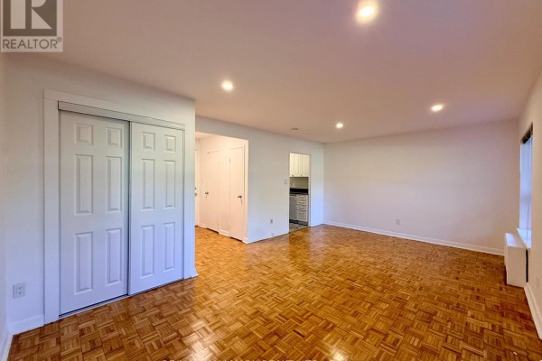 111 - 28 Upper Canada Drive, Toronto, ON M2P1R9 Photo 4