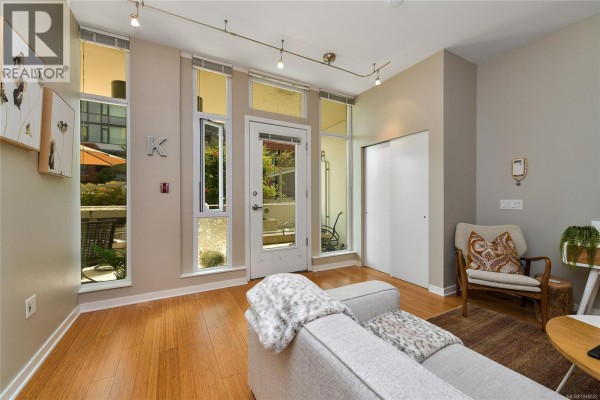 Kitchen - 111 373 Tyee Rd, Victoria, BC V9A0B3 Photo 4