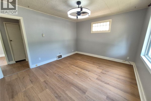 4pc Bathroom - 111 9th Street Ne, Weyburn, SK S4H1E8 Photo 4