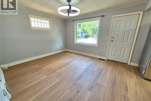 Kitchen - 111 9th Street Ne, Weyburn, SK S4H1E8 Photo 5